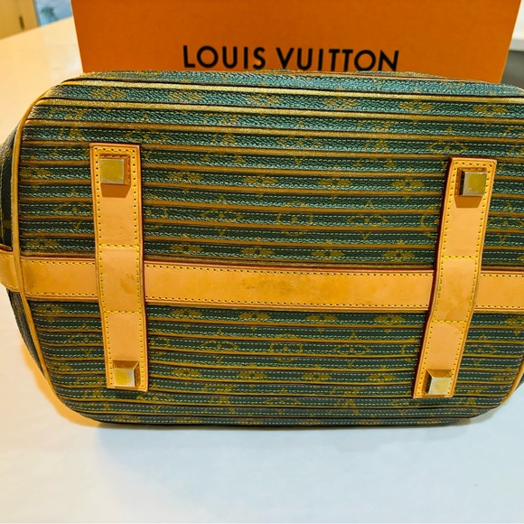 LV  Printemps Ete
2010 Bucket Noe Leather. Barely wore. Exquisite. No like it.! - Picture 6 of 11